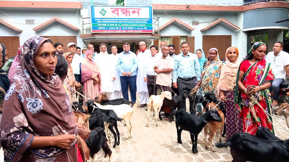 পাঁচবিবিতে বন্ধনের উদ্যোগে দুস্থ পরিবারের মাঝে ছাগল বিতরণ