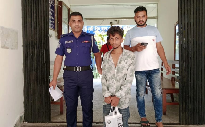 প্রতিবেশীর অটোভ্যান ভাড়া নিয়ে সারা দিন ঘুরিয়ে রাতে হাতুড়ির আঘাত