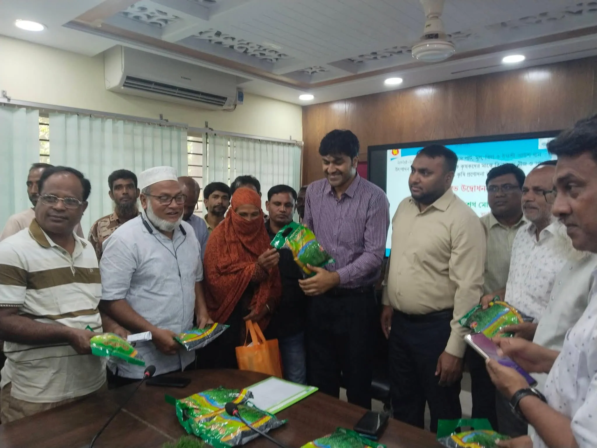 আত্রাইয়ে ক্ষুদ্র ও প্রান্তিক কৃষকদের মাঝ বিনামূল্যে সার ও বীজ বিতরণ