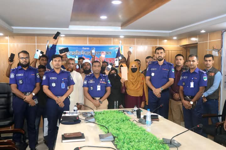 হারানো ৩৫ মোবাইল ও প্রতারণার ৫০ হাজার টাকা উদ্ধার করে ফেরত দিল মাগুরা পুলিশ