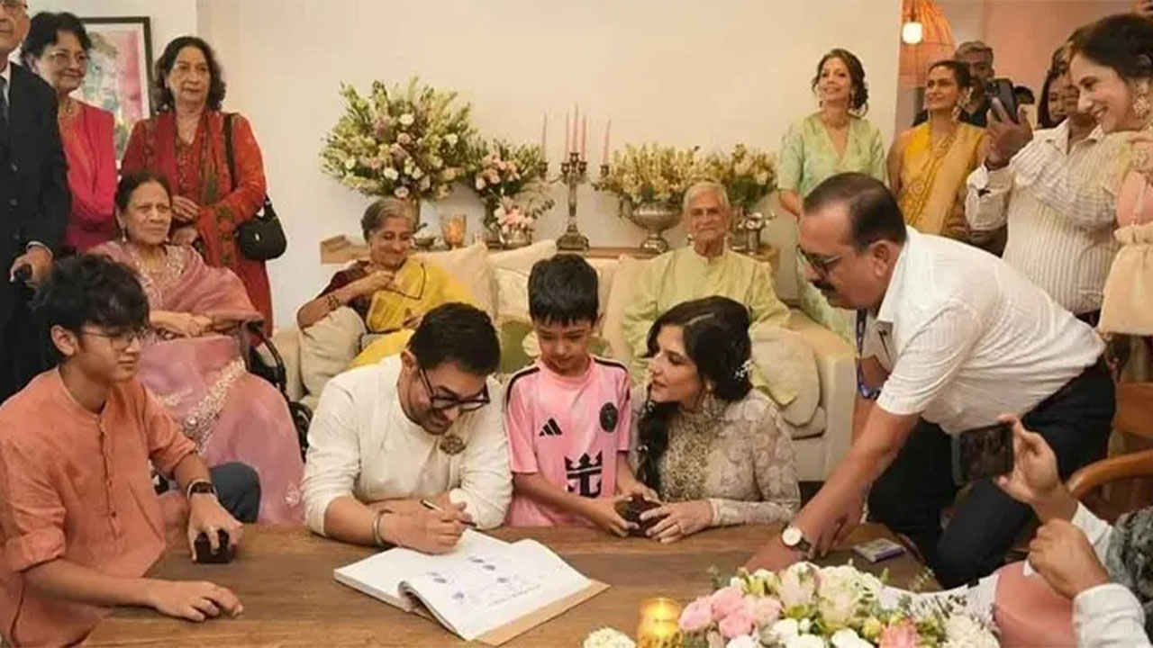তৃতীয় বিয়ের পিঁড়িতে আমির খান, পুরোনো বান্ধবীর গলায় উঠল মালা