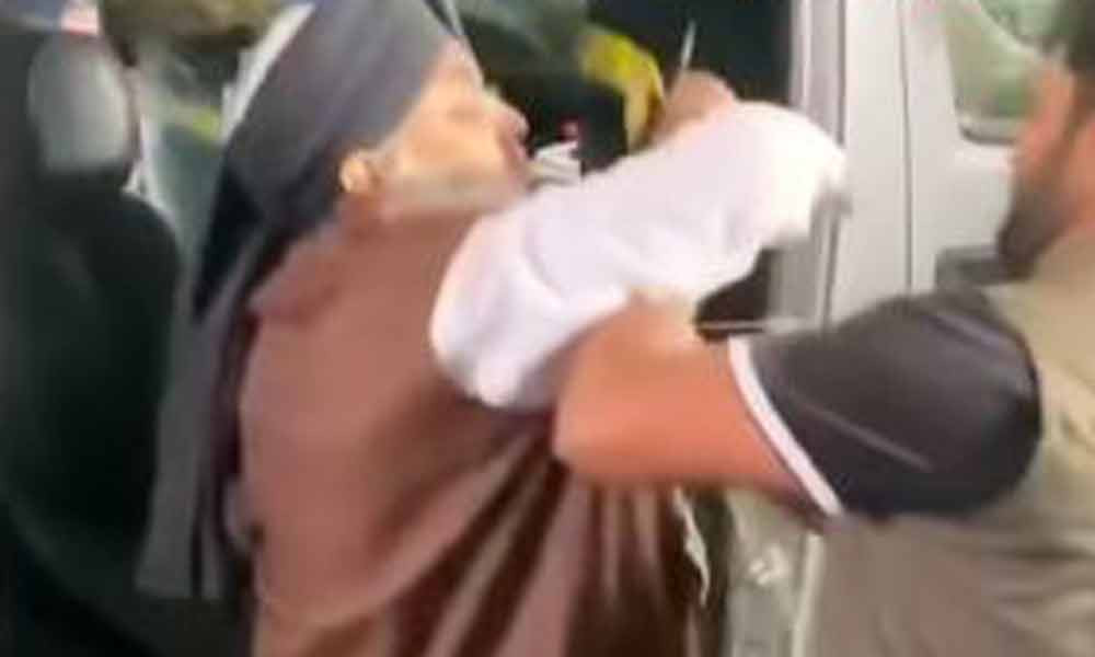 সালাউদ্দিন তানভীরের ওপর ডিম নিক্ষেপ