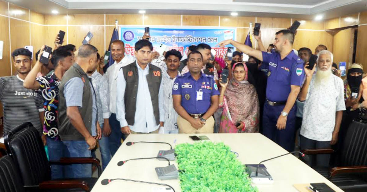 ৩৫ মোবাইল উদ্ধার করে মালিকদের ফেরত দিল মাগুরা জেলা পুলিশ