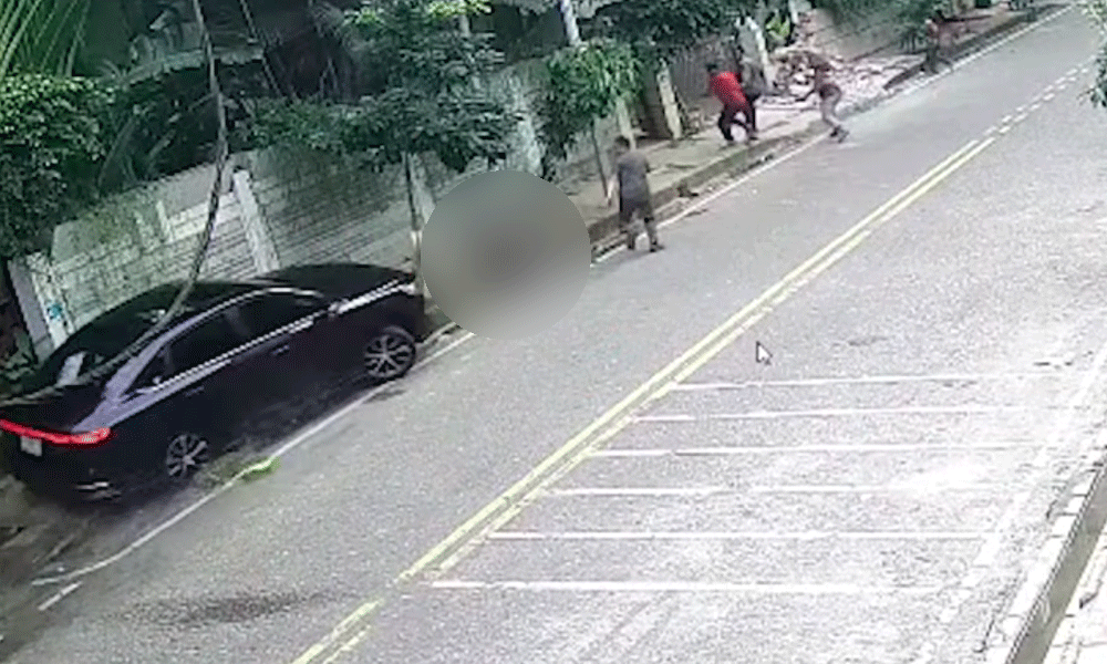 বারিধারায় ফুটপাতে উঠে গেল গাড়ি, চাপা পড়ে শ্রমিকের মৃত্যু