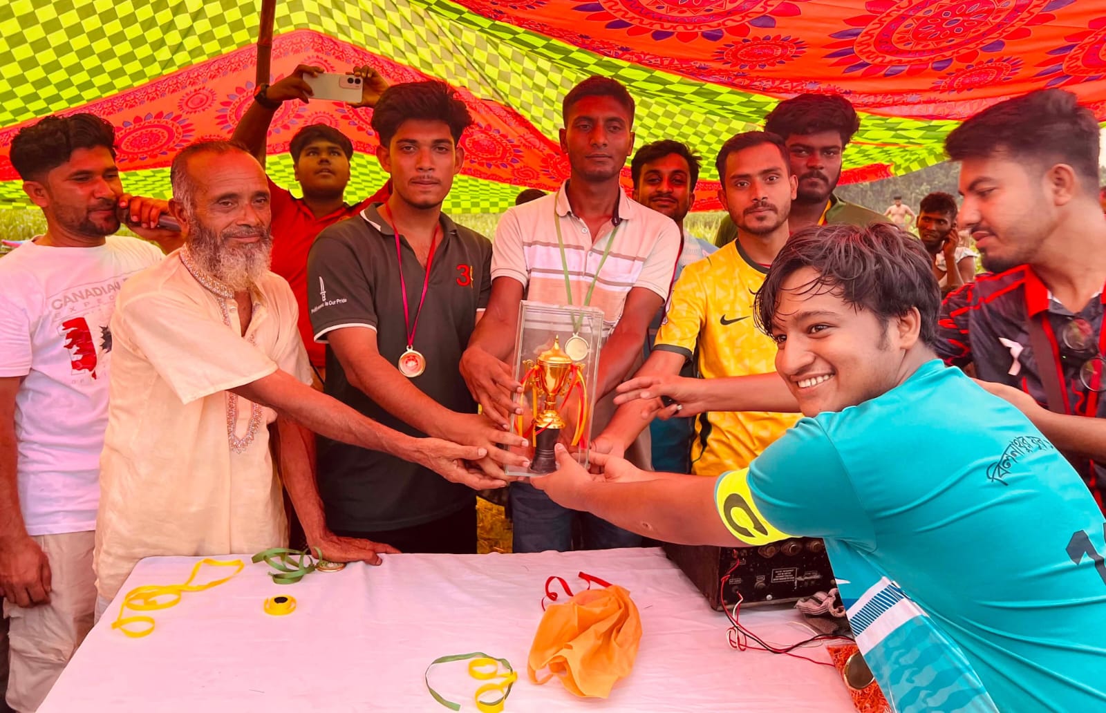 বিবাহিত-অবিবাহিত ফুটবল ম্যাচ,চ্যাম্পিয়ন অবিবাহিতরা