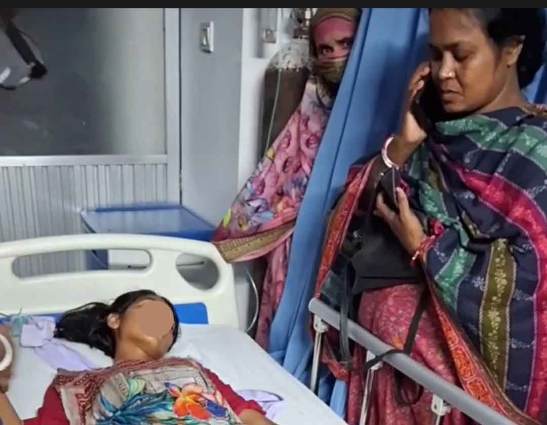 স্কুলের বাথরুম থেকে হাত-পা-মুখ বাঁধা অবস্থায় ছাত্রীকে উদ্ধার করলো নির্মাণশ্রমিকরা