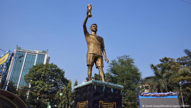 কলকাতায় দুলতে থাকা মেসির ভাস্কর্য সরিয়ে ফেলার নির্দেশ