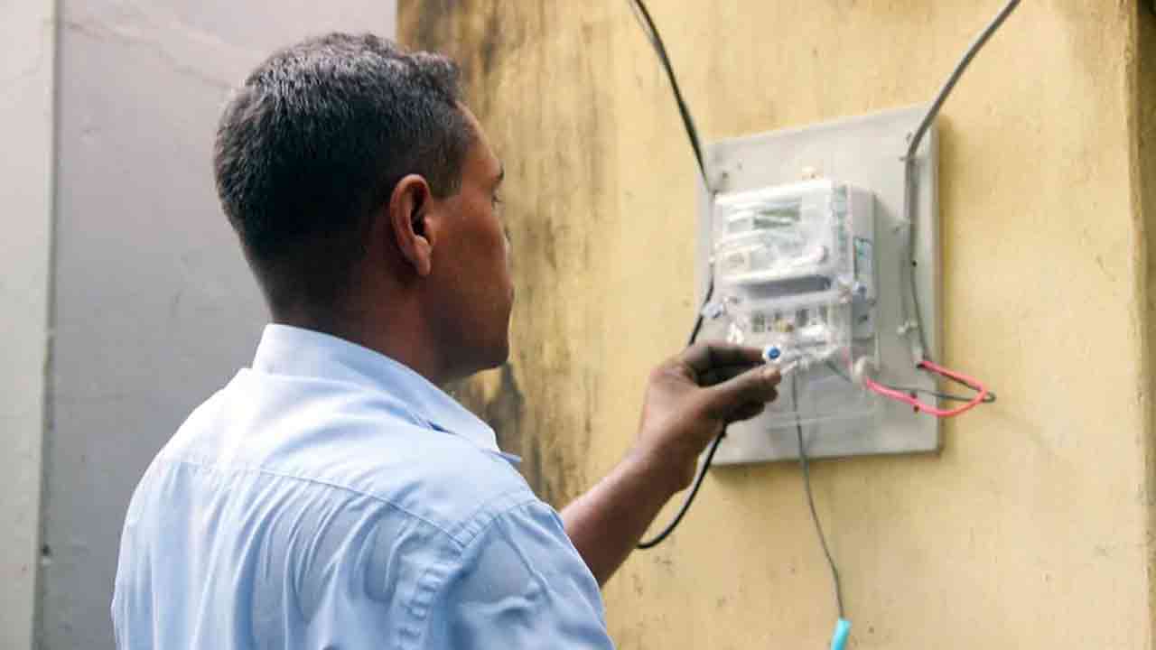 ঠাকুরগাঁওয়ে শতাধিক গ্রাহকের বিদ্যুৎ বিলের সাড়ে ৯ লাখ টাকা নিয়ে উধাও মিটার রিডার