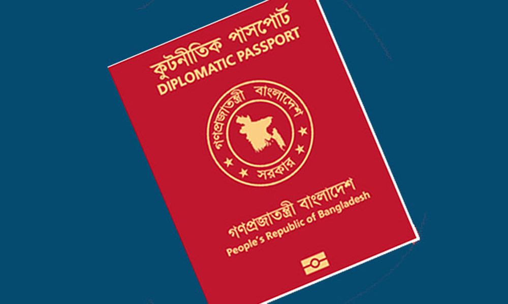 লাল পাসপোর্ট জমা দিয়েছেন যে ১৩ উপদেষ্টা