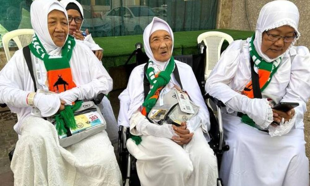 কৌটায় টাকা জমিয়ে হজ করলেন এবারের সবচেয়ে বয়স্ক হজযাত্রী