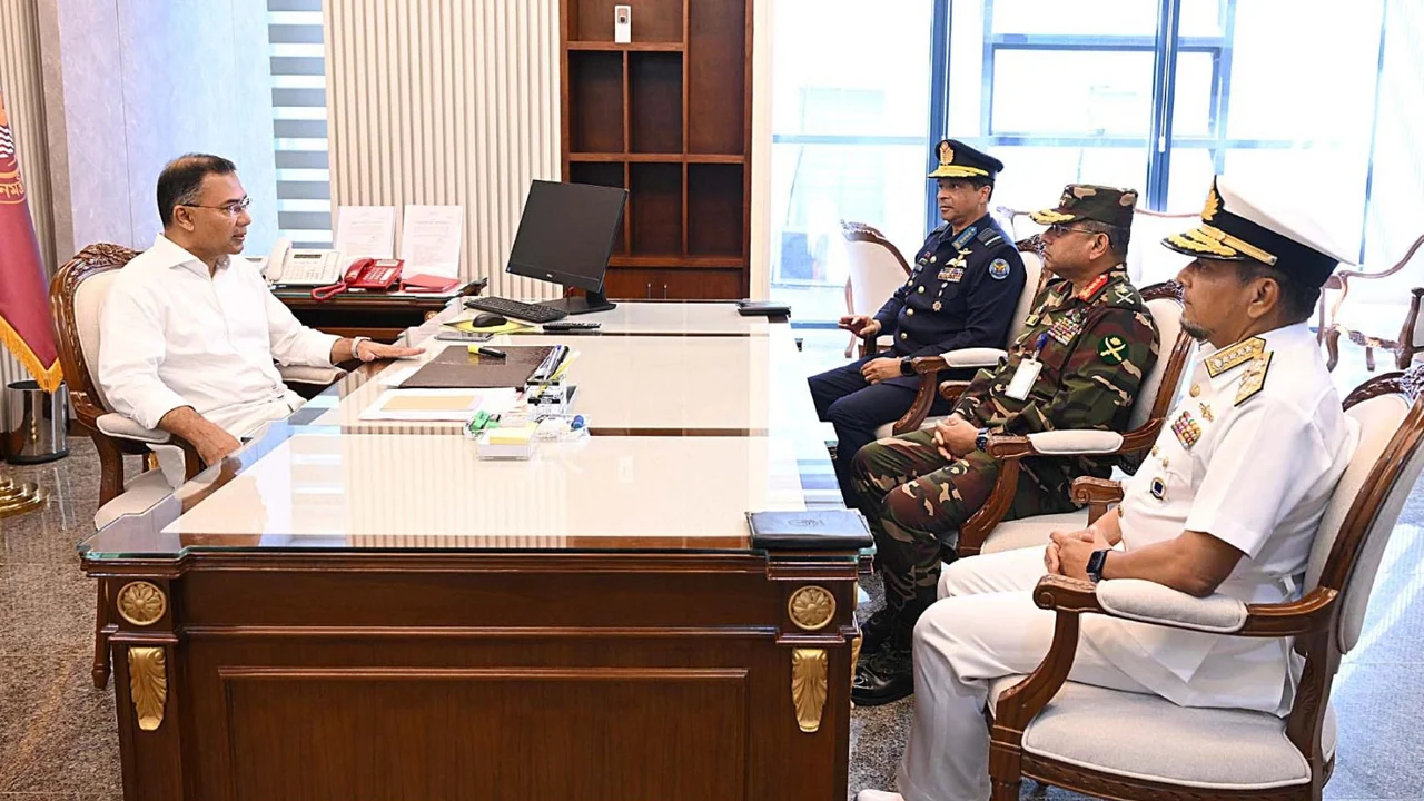 প্রধানমন্ত্রীর সঙ্গে তিন বাহিনীপ্রধানদের সাক্ষাৎ