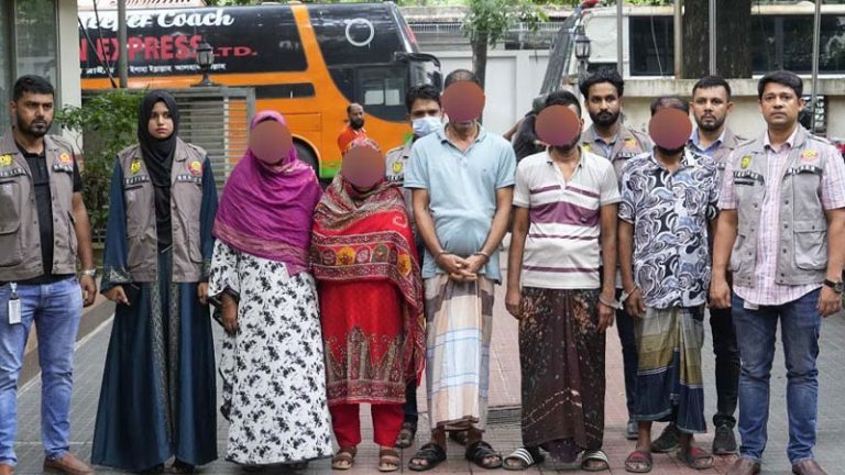 হানিট্র্যাপে ব্ল্যাকমেইল করে অর্থ আদায়ের অভিযোগে গ্রেপ্তার ৫