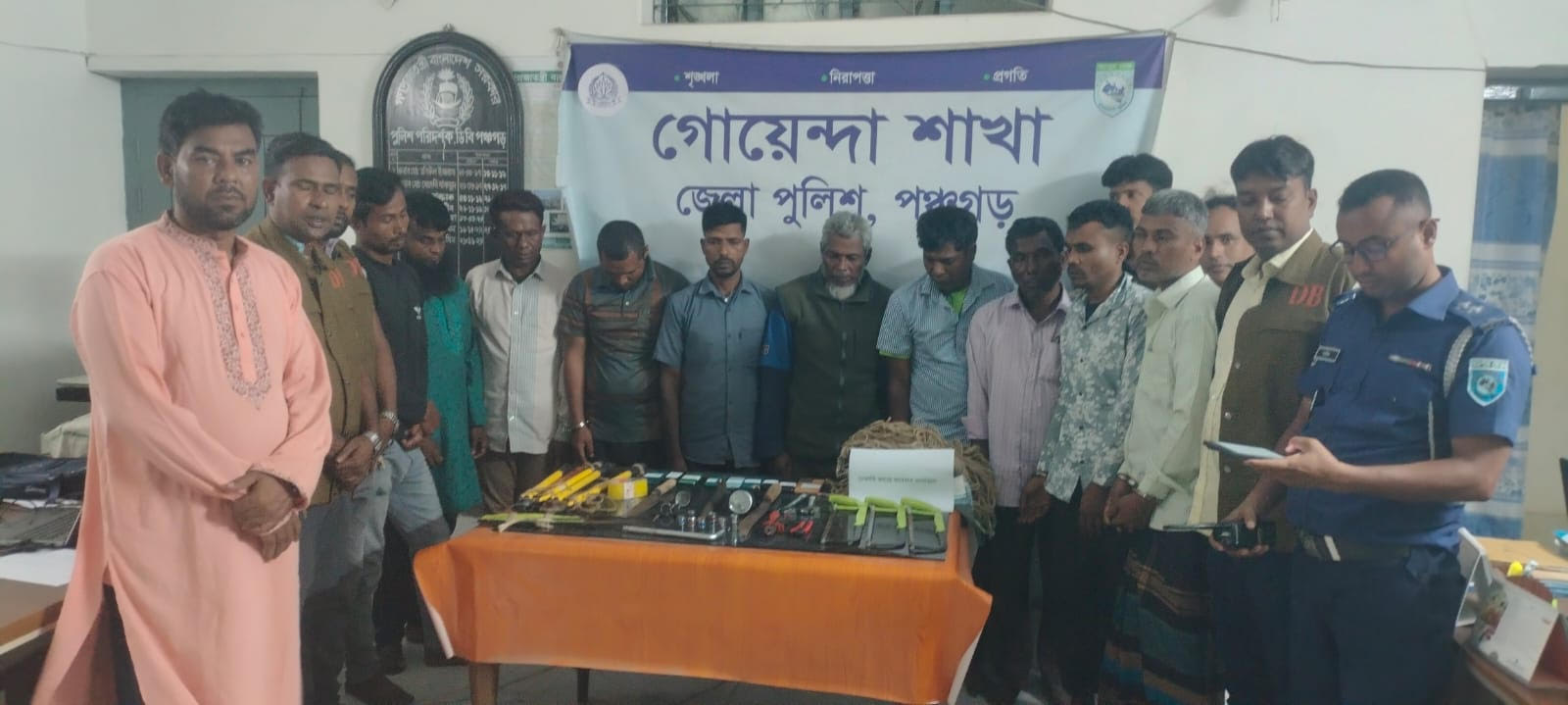 পঞ্চগড়ে ডাকাত দলের ১০ সদস্য গ্রেফতার, দেশীয় অস্ত্র ও সরঞ্জামসহ মাইক্রোবাস জব্দ