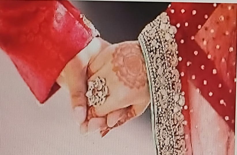 মেয়ের বিয়ের পাত্র নিয়ে পালালেন মা, এলাকায় চাঞ্চল্য