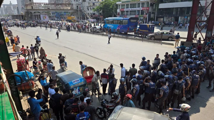 উত্তরায় পোশাকশ্রমিকদের সড়ক অবরোধ, যান চলাচল বন্ধ