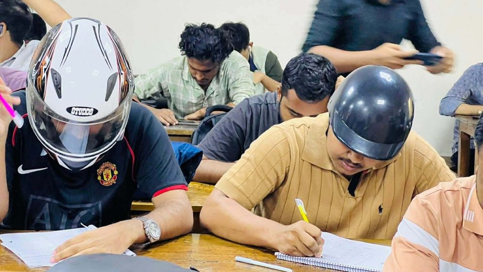 হেলমেট পরে পরীক্ষার হলে জবি শিক্ষার্থীরা