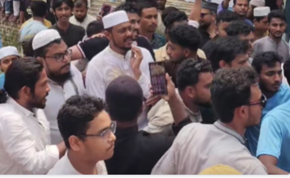ঝিনাইদহে জুমার নামাজ শেষে এনসিপি নেতার ওপর হামলা, ডিম নিক্ষেপে উত্তেজনা