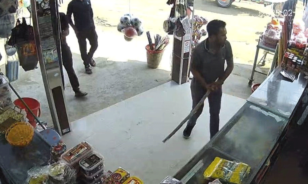 কুয়াকাটায় দোকানে হামলা, স্বেচ্ছাসেবক দলের বহিষ্কৃত নেতা গ্রেপ্তার