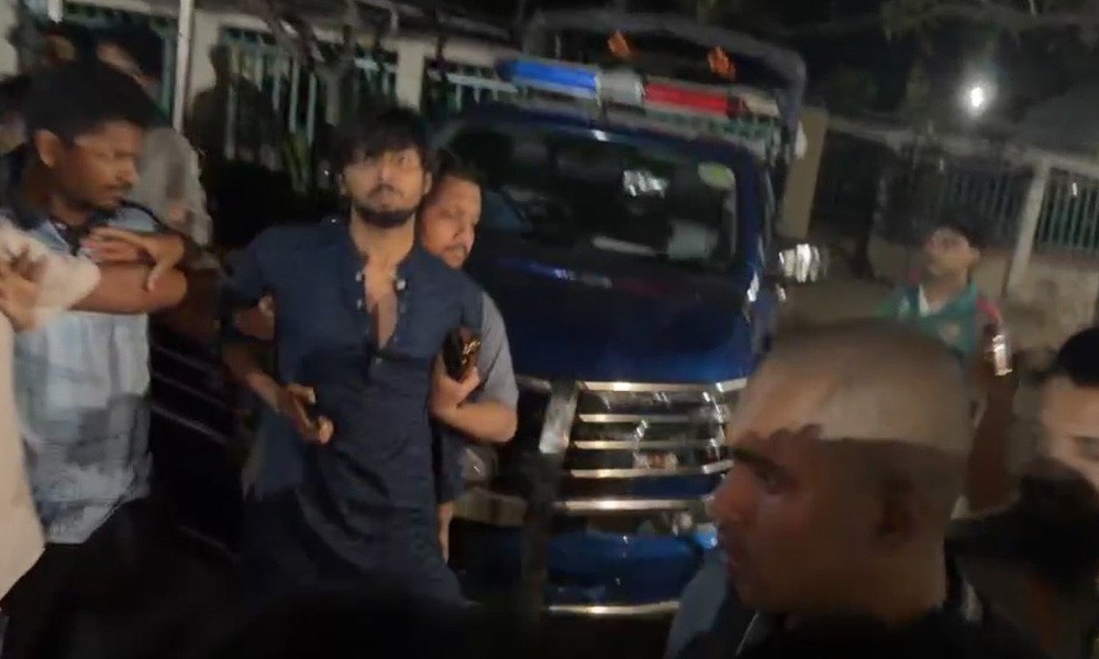 শাহবাগে ছাত্রদল-ছাত্রশিবির মুখোমুখি, থানার ভেতর মুসাদ্দিকের ওপর হামলা