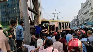 ঢাকায় তৃতীয় লিঙ্গের উৎপাতে নিয়ন্ত্রণ হারান বাসচালক, নিহত ২