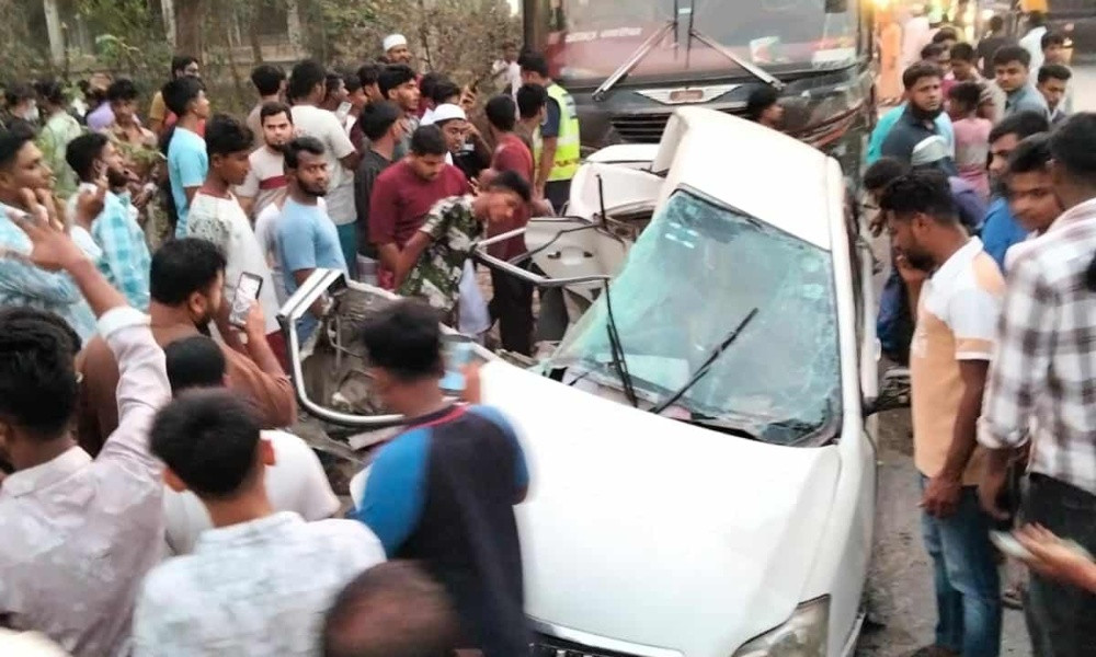 কুমিল্লায় বাসচাপায় ৫ জন নিহত, একই পরিবারের ৪