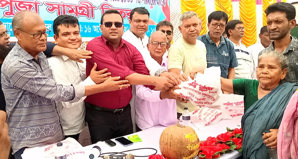 পাঁচবিবিতে ১ হাজার ৮৩০ পরিবারকে পূজার সামগ্রী উপহার দিলেন মেয়র প্রার্থী শামীম