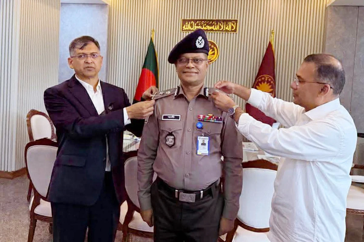 নতুন আইজিপিকে র‍্যাংক ব্যাজ পরিয়ে দিলেন প্রধানমন্ত্রী