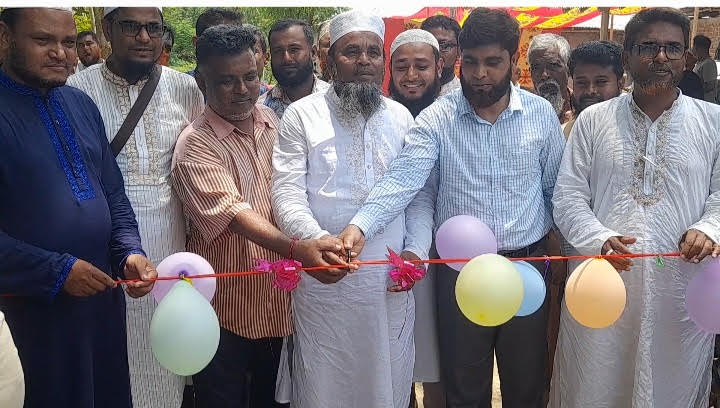 পাঁচবিবির মোহাম্মদপুরে রাস্তা সোলিং কাজের উদ্বোধন করলেন এমপি ফজলুর রহমান সাঈদ