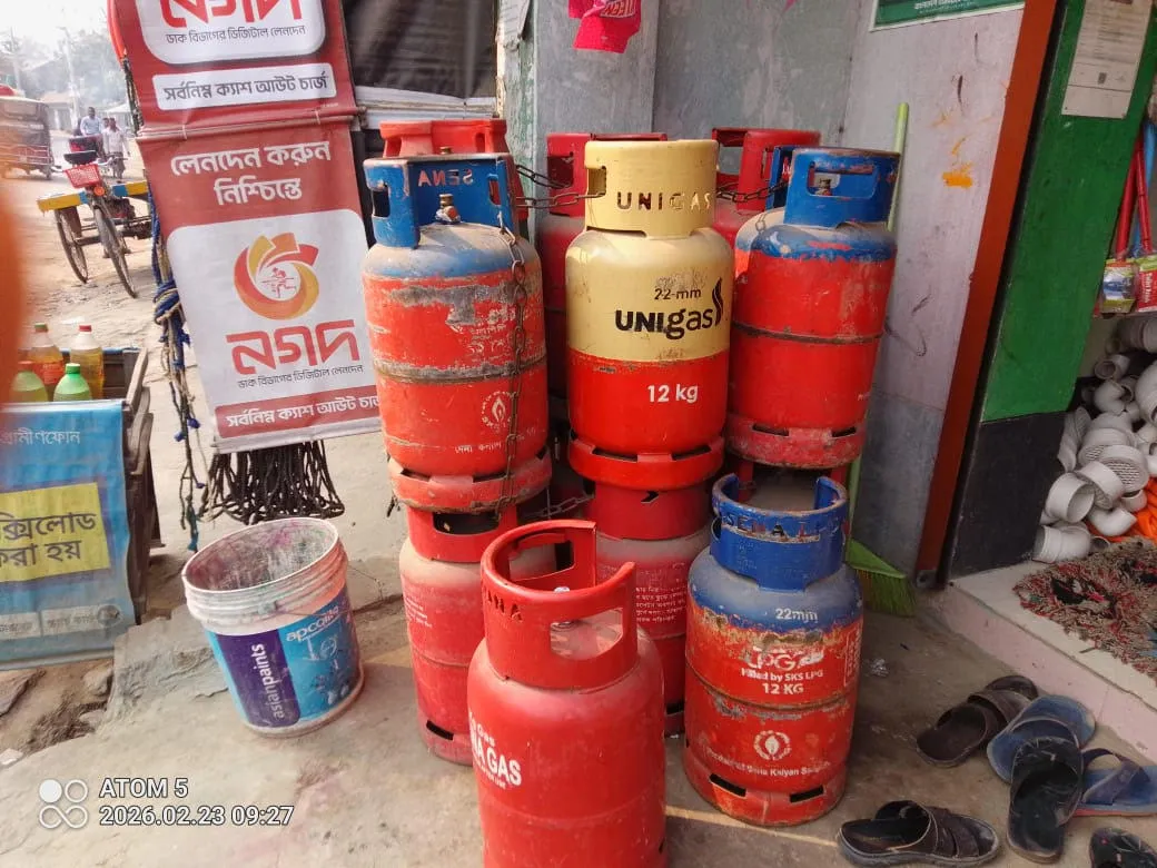 আত্রাইয়ে এলপিজি গ্যাস সংকট বেশি দামে বিক্রি হচ্ছে সিলিন্ডার