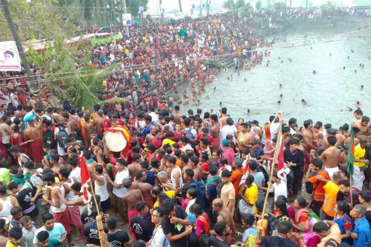 গোপালগঞ্জের ওড়াকান্দিতে বারুনী স্নানোৎসব