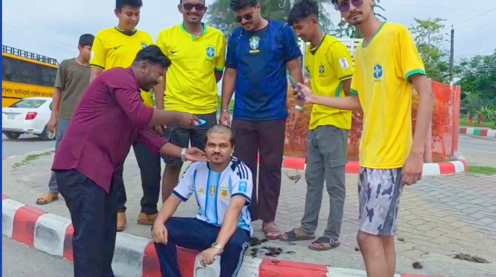 পটুয়াখালীতে ব্রাজিলের জয়ে মাথা ন্যাড়া করলেন আর্জেন্টিনা সমর্থক রাফি