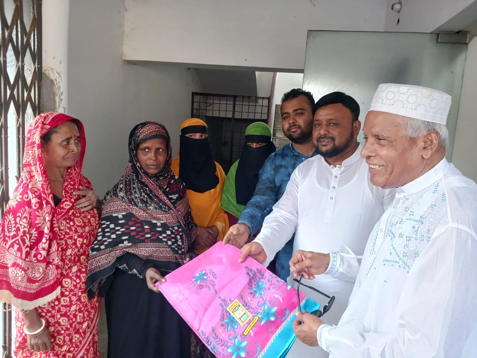 আলফাডাঙ্গায় প্রবাসী সোলায়মান আহমেদের ঈদ উপহার