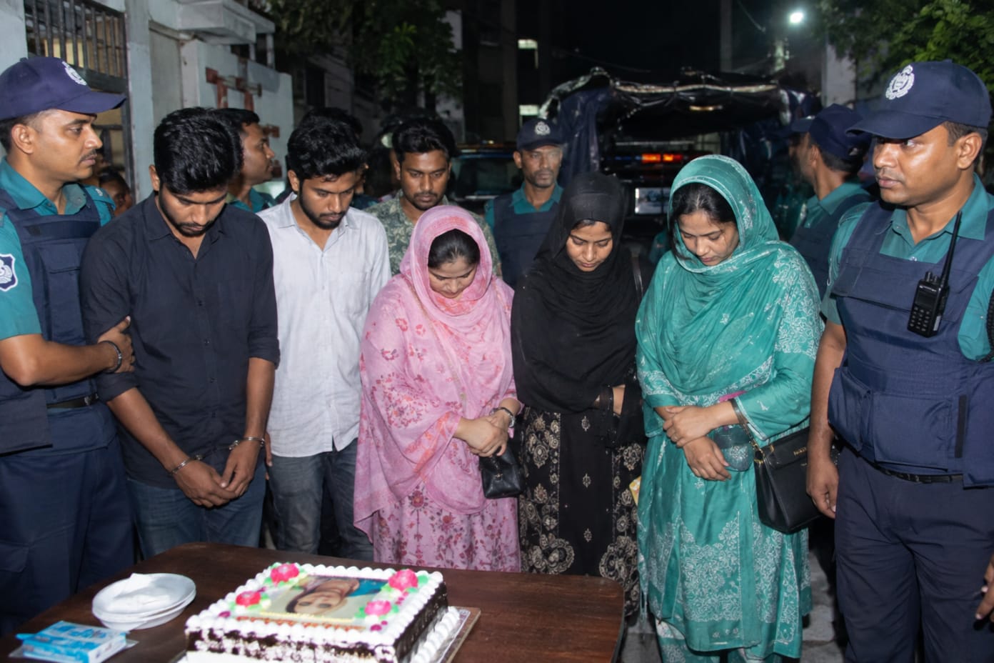 শেখ হাসিনার জন্মদিনের কেক কাটতে গিয়ে বায়েজিদে ৩ নারীসহ আটক ৭