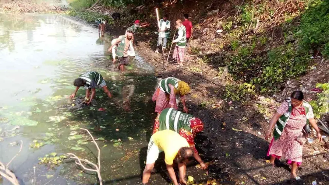 প্রধানমন্ত্রীর অসন্তোষ : হাতিরঝিল লেক পরিষ্কার করছে রাজউক
