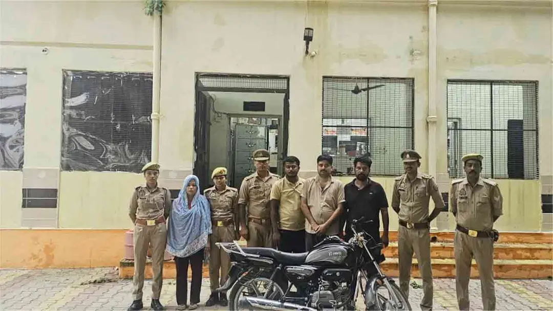 দুধে ঘুমের ওষুধ মিশিয়ে শরীরে বিষধর সাপ ছেড়ে স্বামীকে হত্যা