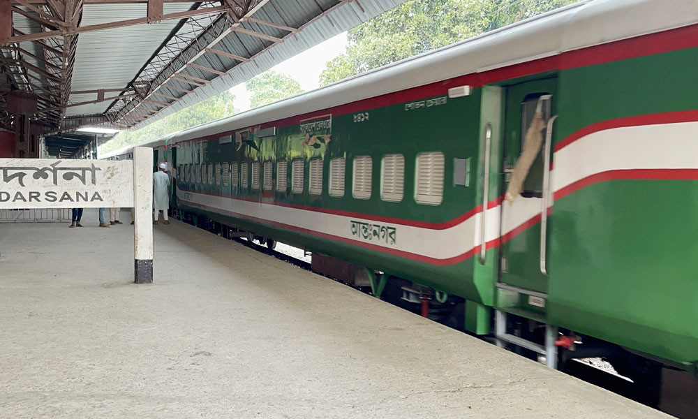 ভারত থেকে এলো নতুন ১৮ রেলকোচ