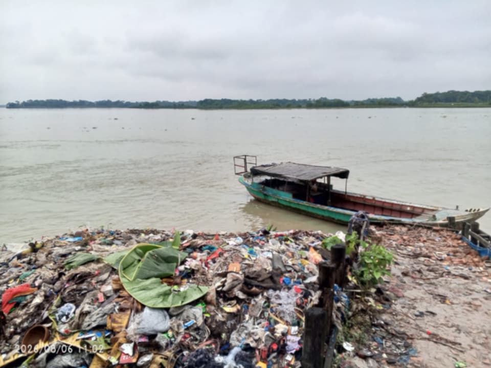 বরগুনায় অবহেলায় ভাগাড়ে পরিণত তেতুলবাড়িয়া খেয়াঘাট, দুর্ভোগে শত শত যাত্রী