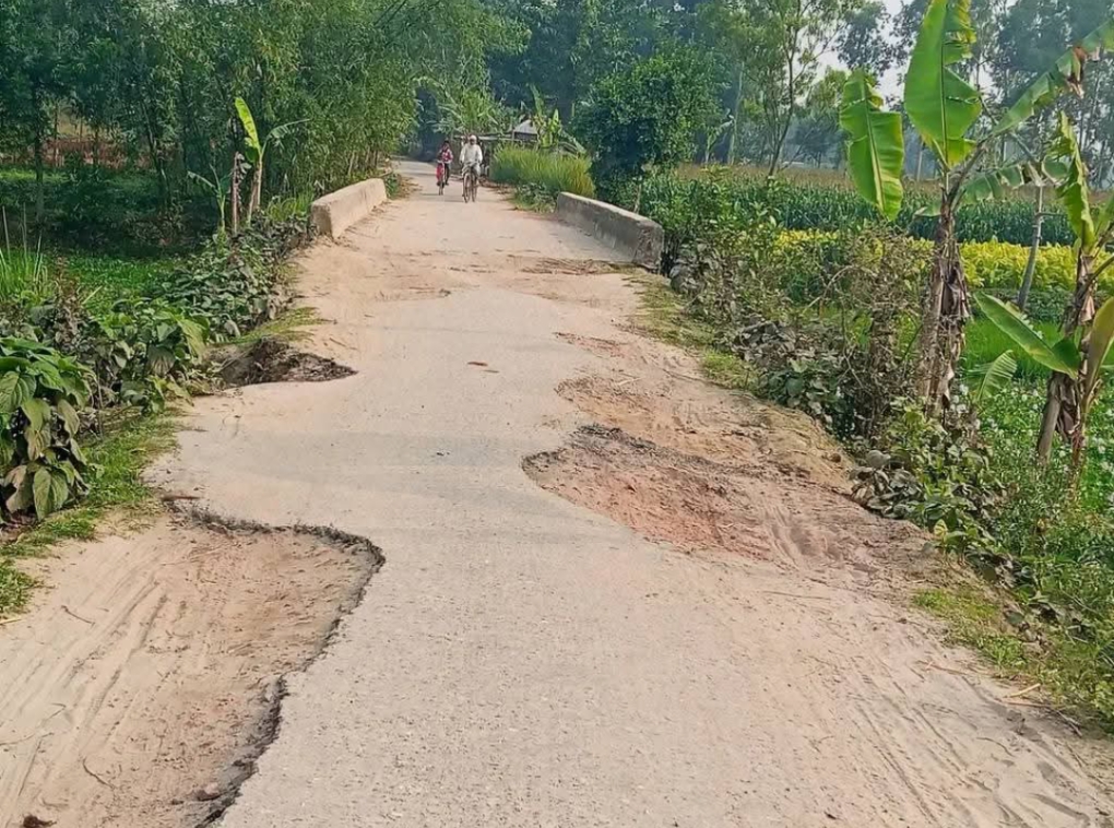লালমনিরহাটের কালীগঞ্জে সড়কের বেহাল দশা! ভোগান্তিতে কয়েক লাখ মানুষ