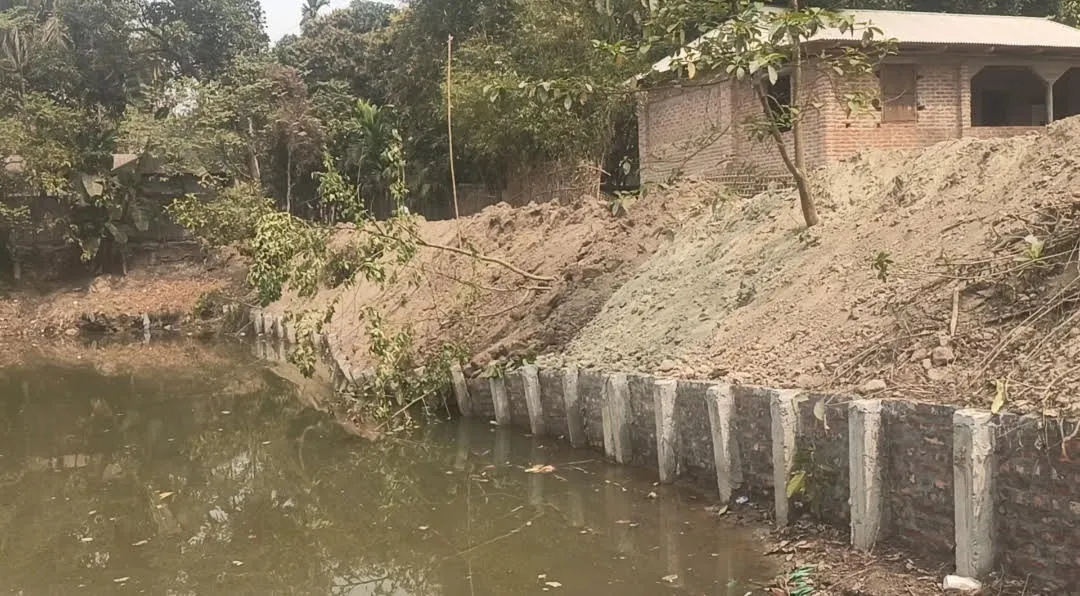 কাজ শেষ হওয়ার আগেই হেলে পড়েছে গাইড ওয়াল