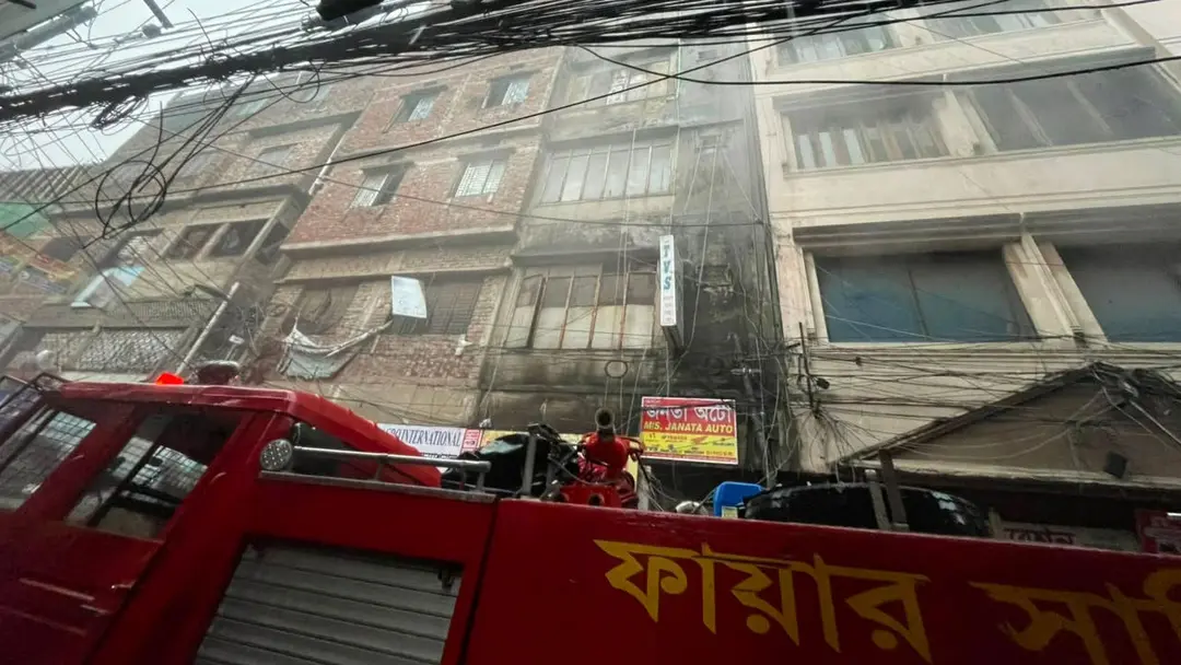 বংশালে হেলমেট গোডাউনে আগুন : সরু সিঁড়ি-পানি সংকটে নিয়ন্ত্রণে হিমশিম