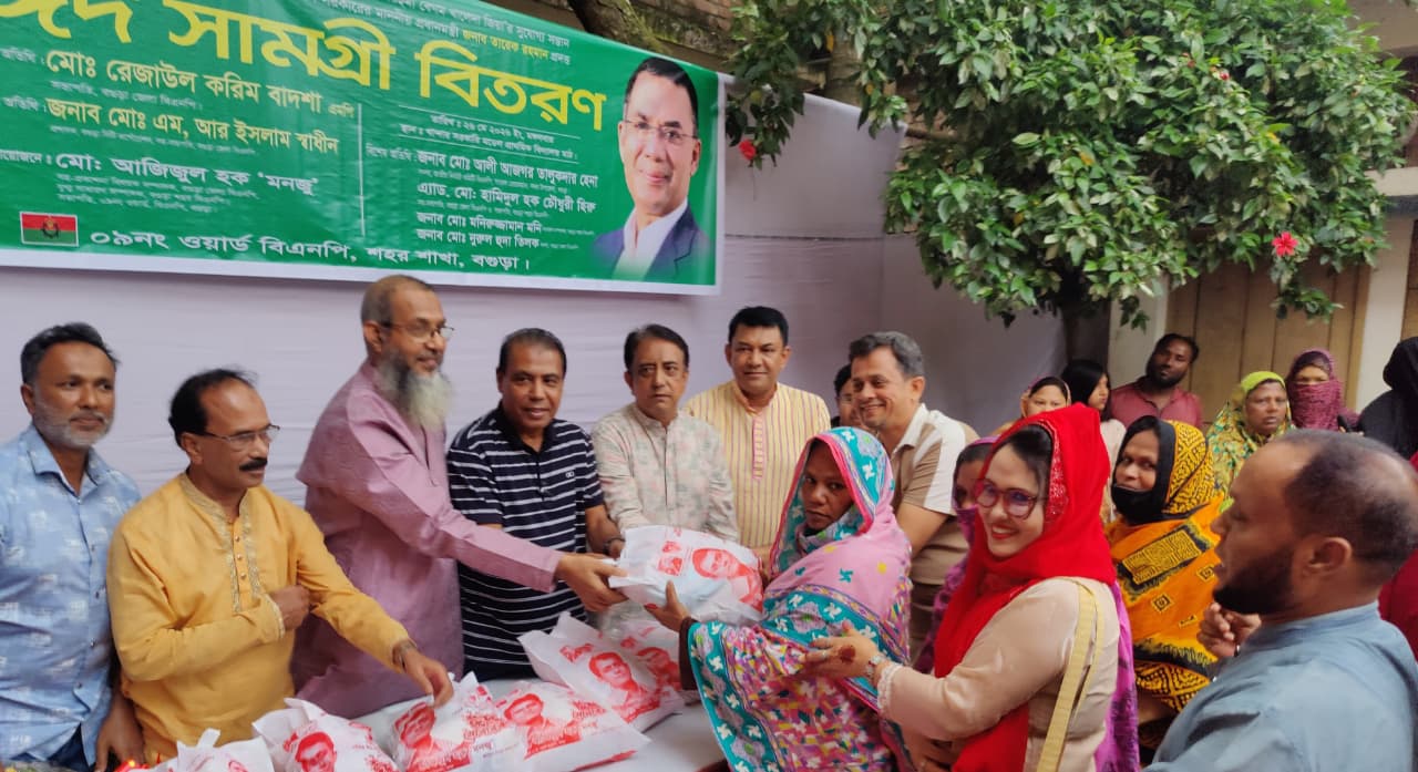 বগুড়ায় ঈদ সামগ্রী দিলেন এমপি বাদশা ও সিটি প্রশাসক