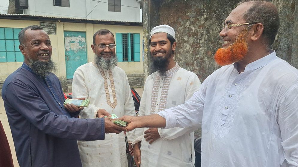 রাস্তায় যাকাতের দেড় লাখ টাকা পেয়ে যা করলেন যুবক