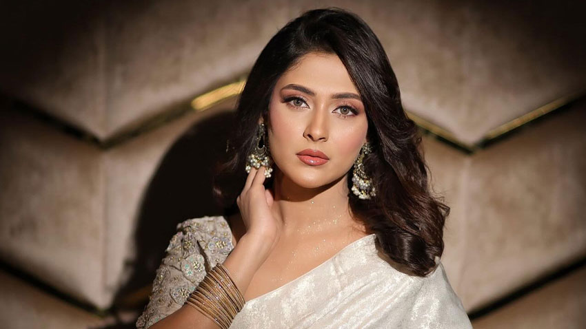 ১৪ বোতল অবৈধ মদসহ আটক মেহজাবীন, বিমানবন্দর থেকে রহস্যজনকভাবে মুক্তি