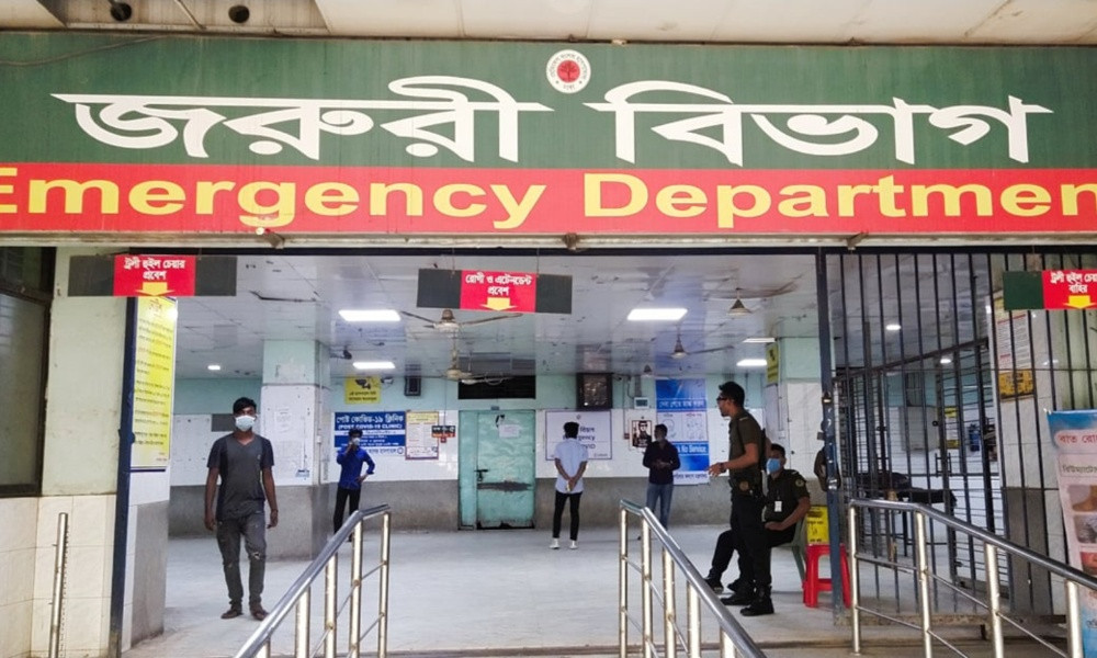 ঢামেকে চিকিৎসকদের সঙ্গে ঢাবি শিক্ষার্থীদের সংঘর্ষ, বন্ধ জরুরি বিভাগ