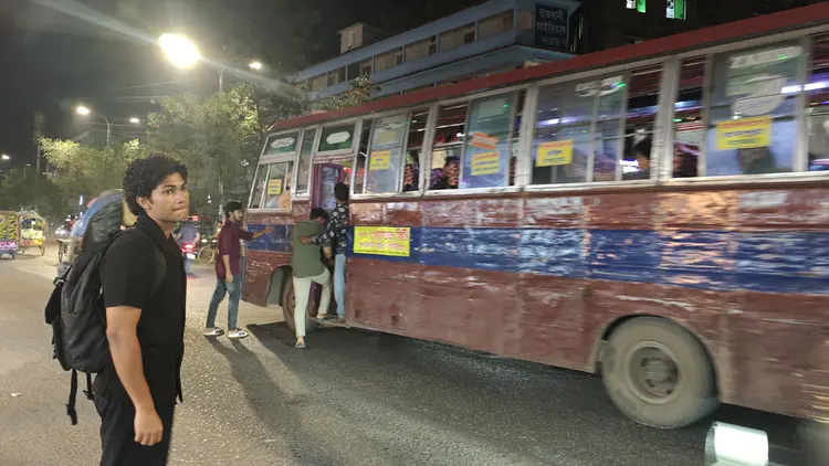 বাসে ১০ টাকার ভাড়া ২০, ২০ টাকার ভাড়া ৩০ টাকা আদায়