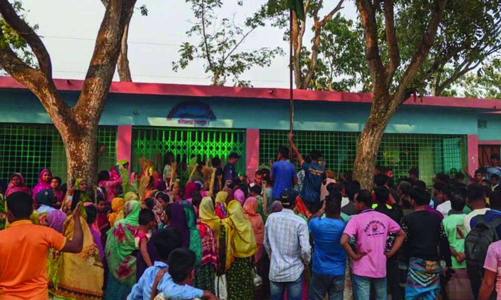 ভোটকেন্দ্রে সিলমারা ব্যালট, ইউএনও অবরুদ্ধ