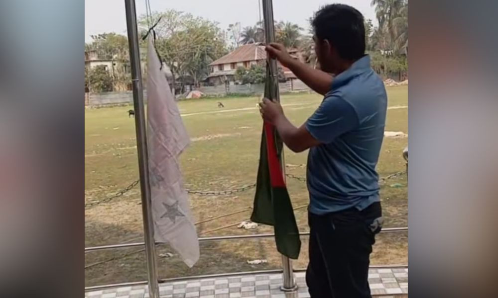 ‘জয় বাংলা’ স্লোগান দিয়ে ছাত্রলীগ নেতার নেতৃত্বে জাতীয় ও দলীয় পতাকা উত্তোলন