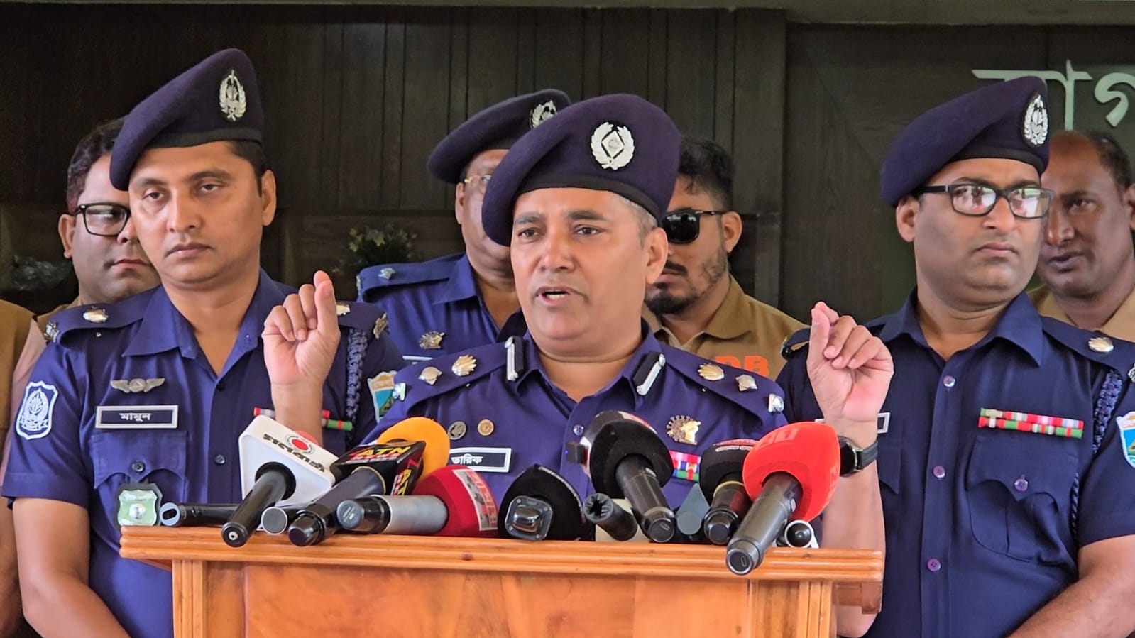 নওগাঁর রানীনগরে ৩৪ লাখ টাকা ছিনতাই, ব্যাংকের  কর্মকর্তাসহ গ্রেপ্তার ৬