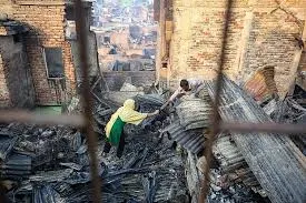 স্বপ্ন পুড়ে নিঃস্ব রুকমান মোল্যার পরিবার, পাশে দাঁড়ালেন সমাজসেবক মোঃ মুরাদ আলী