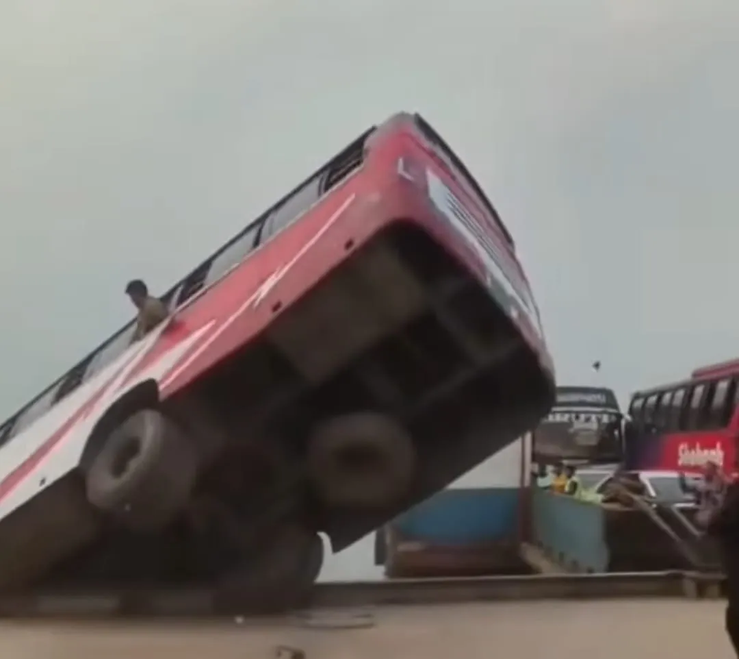 মর্মান্তিক; যাত্রীবাহী বাস পদ্মা নদীতে, ৩ জনের মরদেহ উদ্ধার